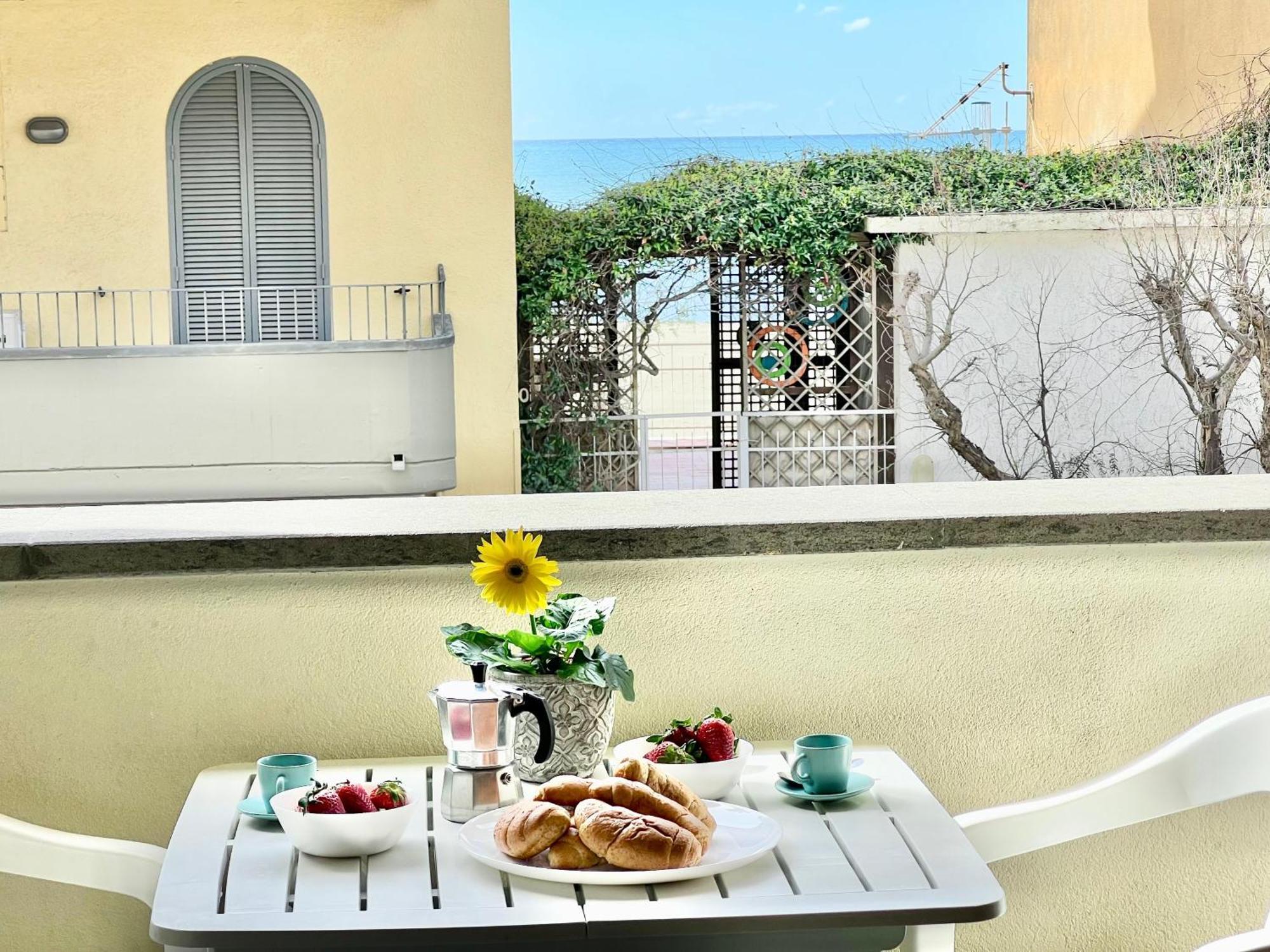 Appartamento ROSINA 100 metri dal mare, clima e balcone Castiglione della Pescaia Esterno foto
